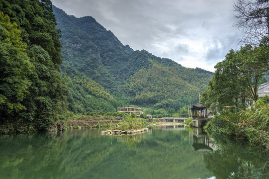 金华安地溪流