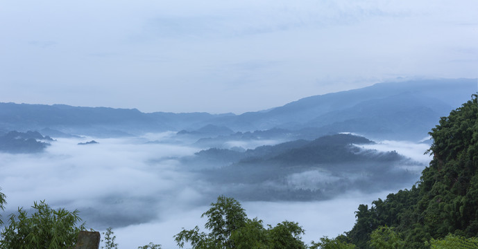 云雾缭绕山脉高山水墨仙境