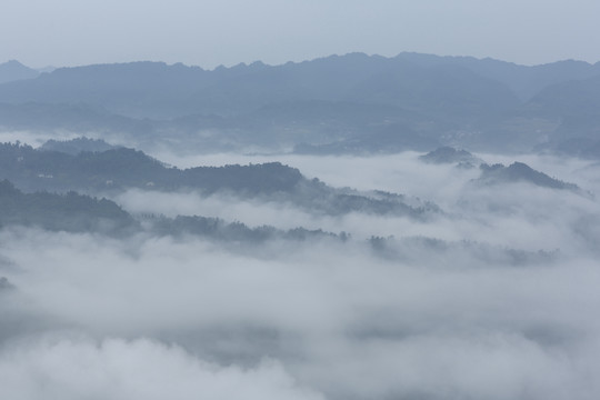 云雾缭绕山脉高山水墨仙境