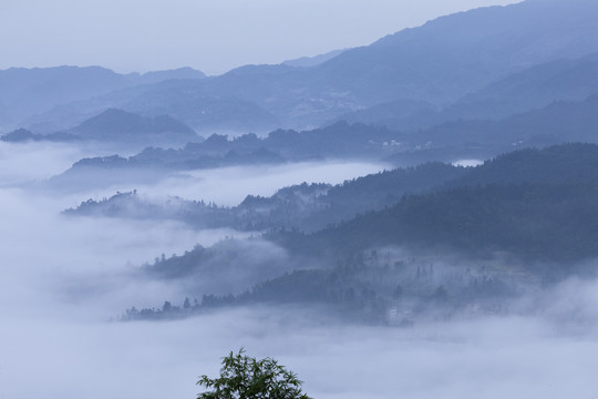 高山云海沟壑云雾缭绕