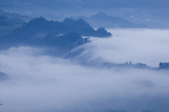 高山云海沟壑云雾缭绕