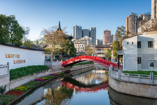 广州永庆坊河涌红色桥梁风景