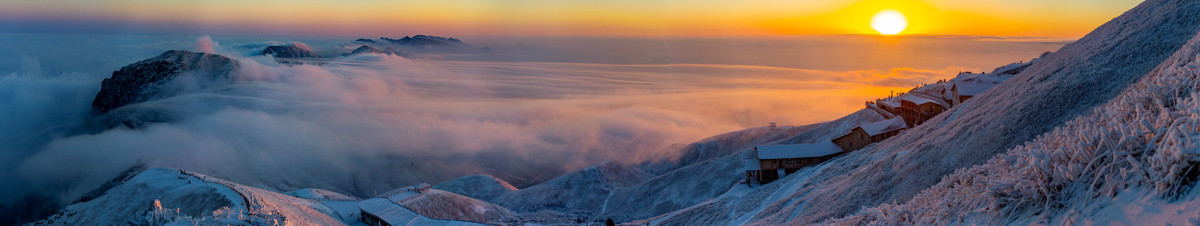 武功山金顶云海雪景日出全景