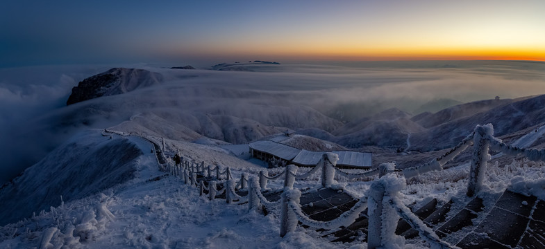 武功山金顶云海雪景日出全景