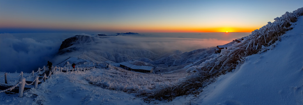 武功山金顶云海雪景日出全景