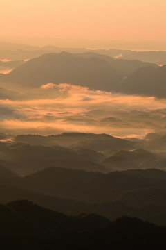 山顶晨曦