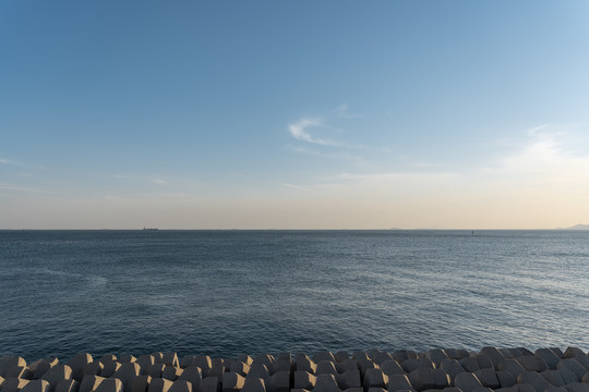 日落下的海岸线和海洋海景