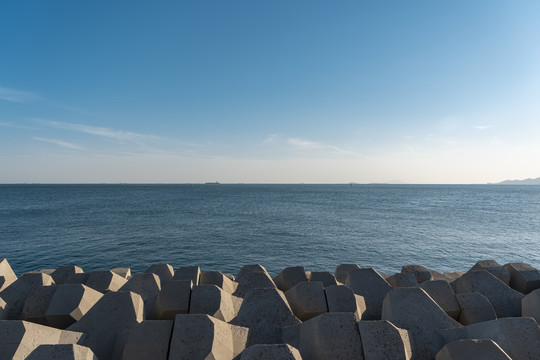 天空海平面防浪堤