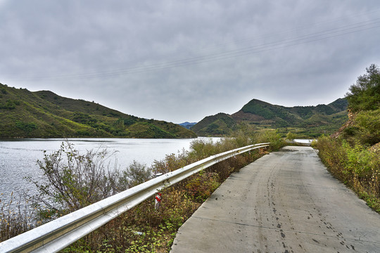 湖边的乡间公路