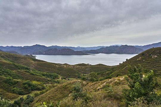 湖泊与远山