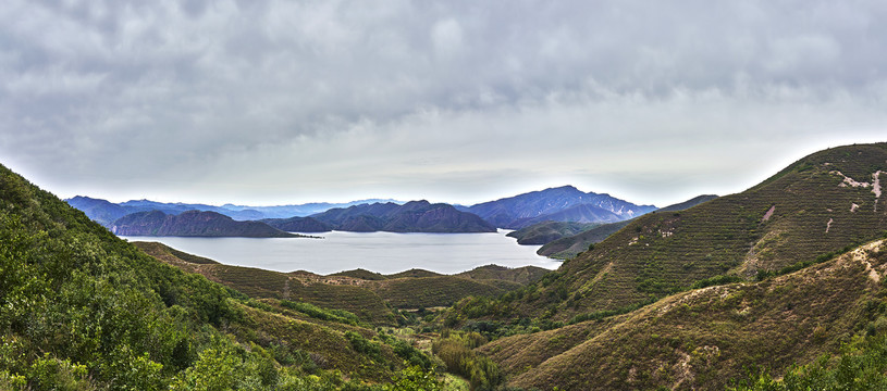 湖泊与远山