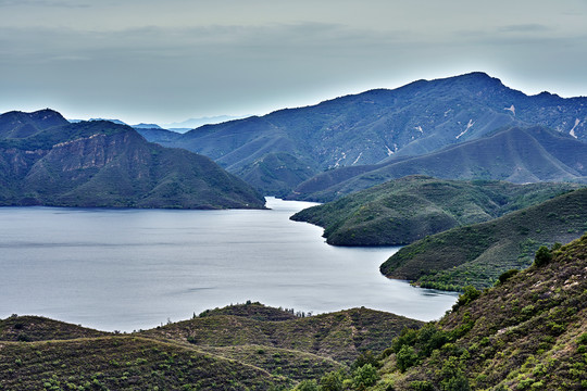 湖泊与远山