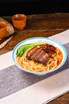 鹵肉板面