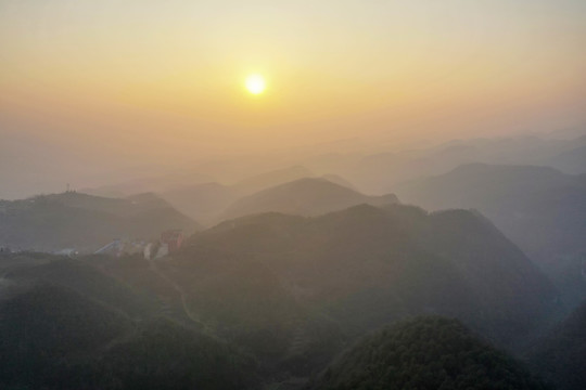 群山夕阳