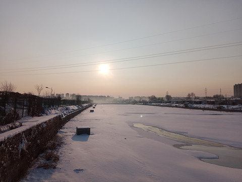 雪后村庄河流