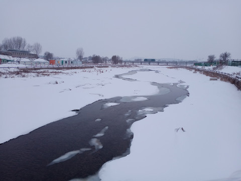 雪后村庄河流