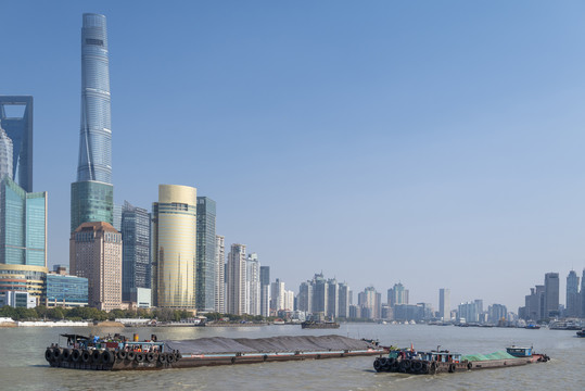 上海黄浦江货船风景