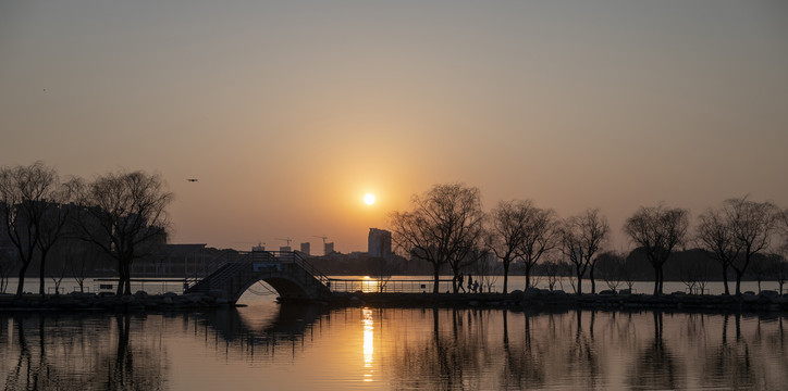 夕阳湖景