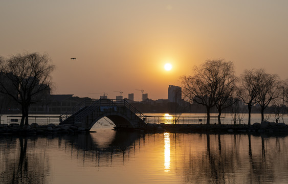 夕阳湖景