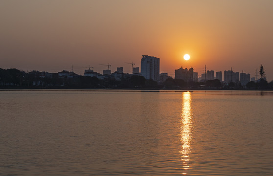 夕阳湖景