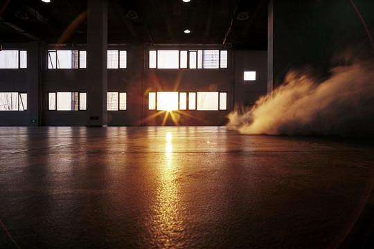 夕阳烟雾工业空间