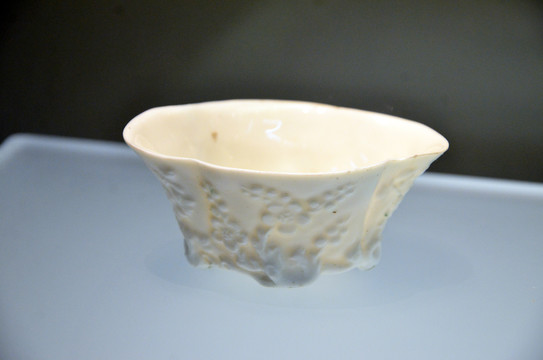 清代德化窑海棠形杯