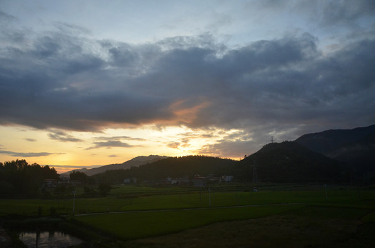 鄉村早晨日出