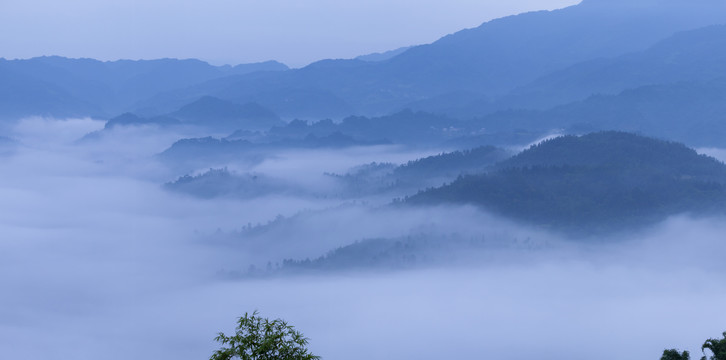 崇山峻岭云雾缭绕