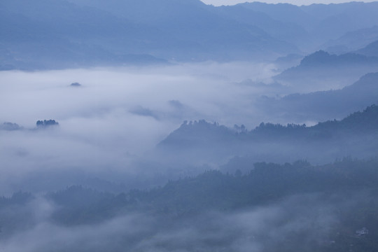 山脉高山云雾缭绕