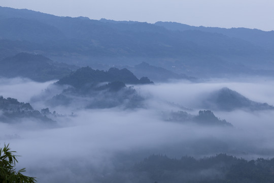 高山沟壑云雾缭绕水墨仙境