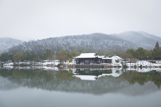 冬天的湖边小屋