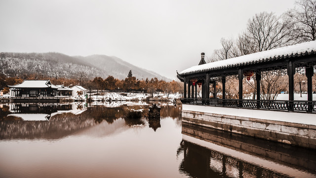 冬天的湖边小屋