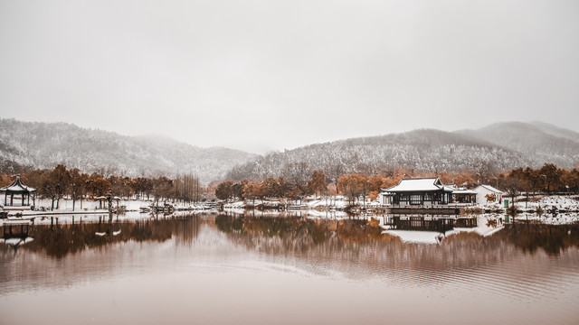 冬天的湖边小屋