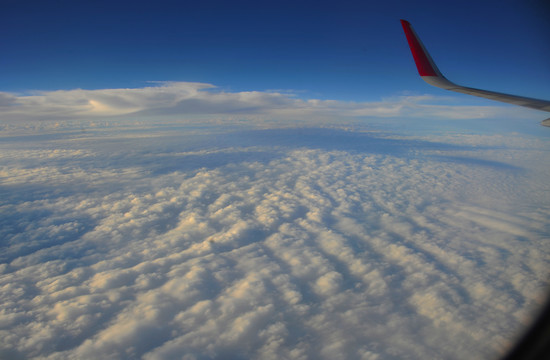 飞机观云海