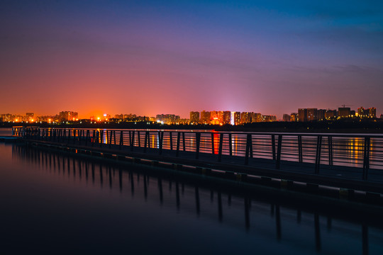 北龙湖木栈道夜景