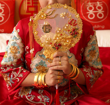 中式婚礼的新娘