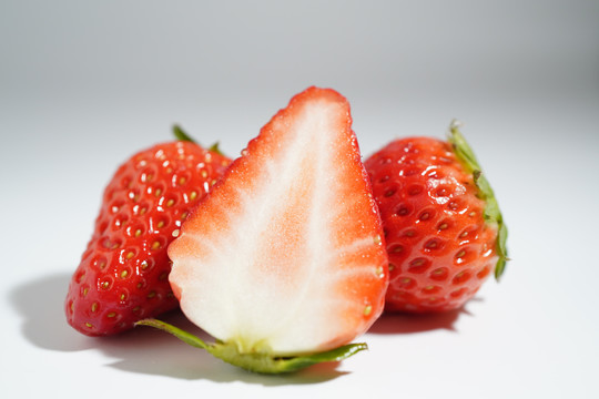 简单背景切开的草莓