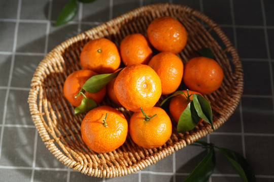 格子桌布上一篮子橘子