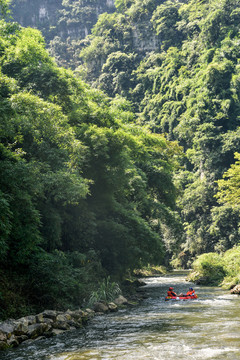 深山峡谷河漂流