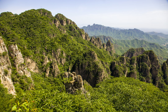 俯瞰狼牙山景区风光