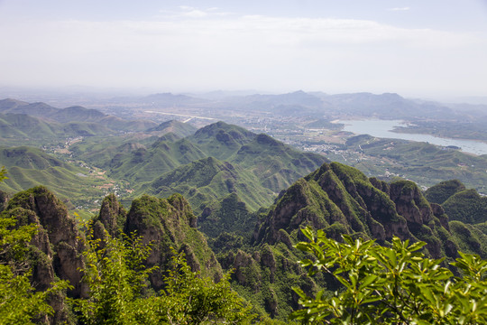 俯瞰狼牙山景区风光