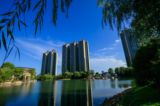 湖边的高层住宅