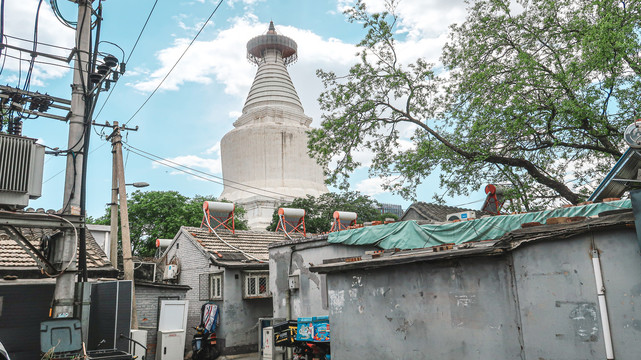 蓝天白云下的古建筑白塔寺