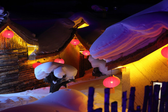 东北小镇雪景夜晚图片