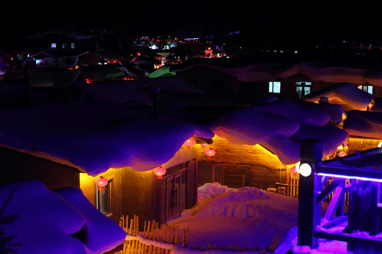 东北雪景夜晚房屋图片