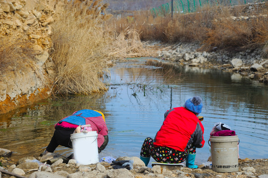 农村女人河边洗衣服