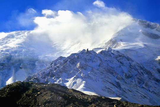 雪山晨光