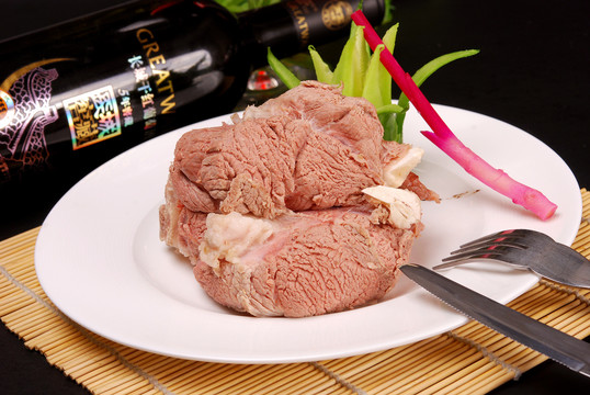 手抓大塊羊肉