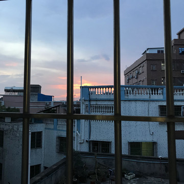 城中村出租房窗外的夕阳