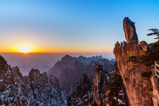 黄山飞来石日落